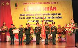Đoàn Văn công Quân khu đón nhận Huân chương bảo vệ Tổ quốc hạng Nhì